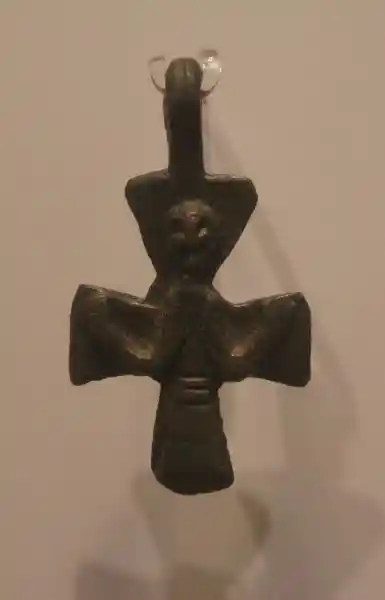 Crucifix pendant with an unnoticeable face